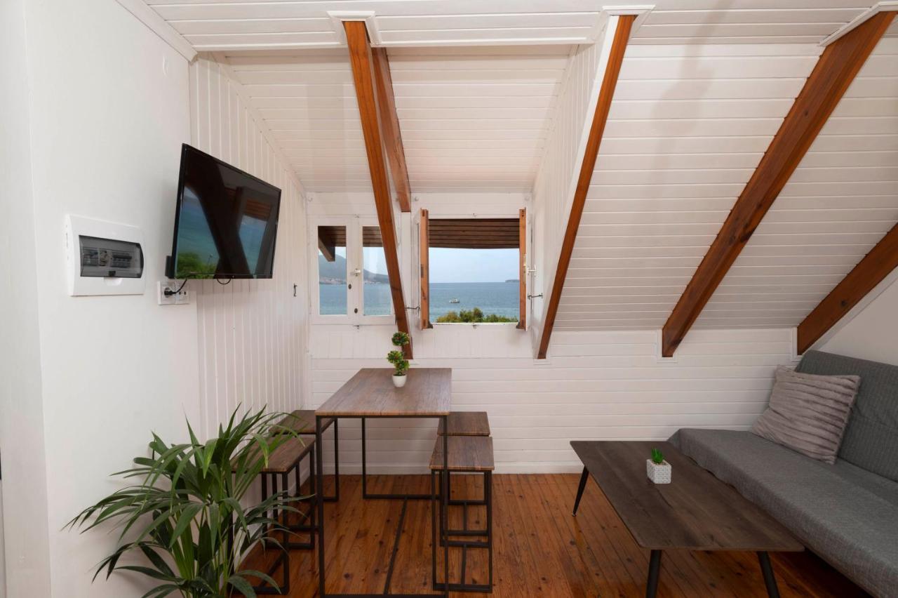Giorgos House Attic Apartment เกียโลวา ภายนอก รูปภาพ