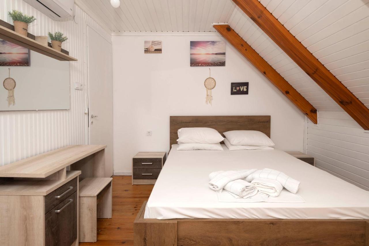 Giorgos House Attic Apartment เกียโลวา ภายนอก รูปภาพ