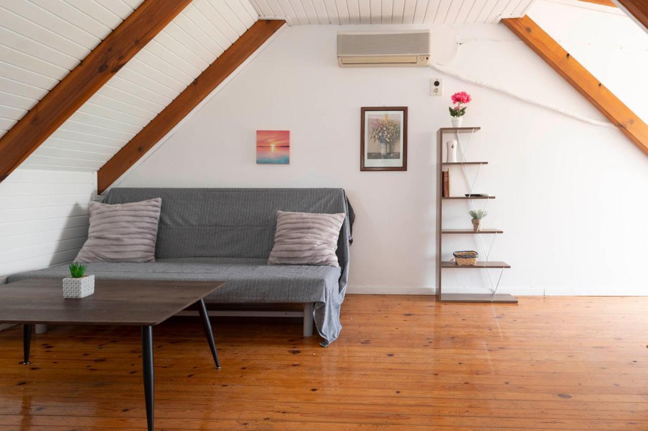 Giorgos House Attic Apartment เกียโลวา ภายนอก รูปภาพ