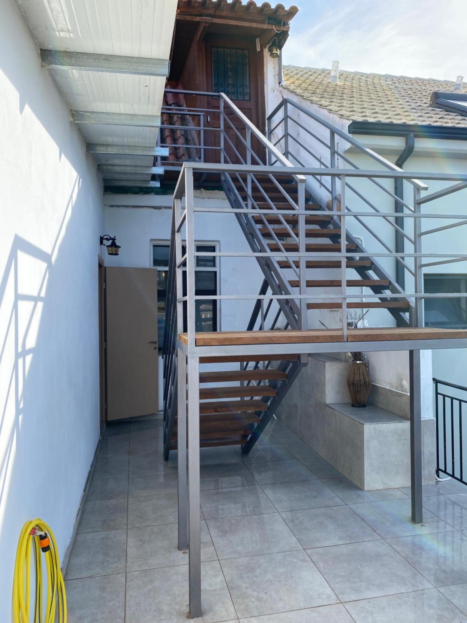 Giorgos House Attic Apartment เกียโลวา ภายนอก รูปภาพ